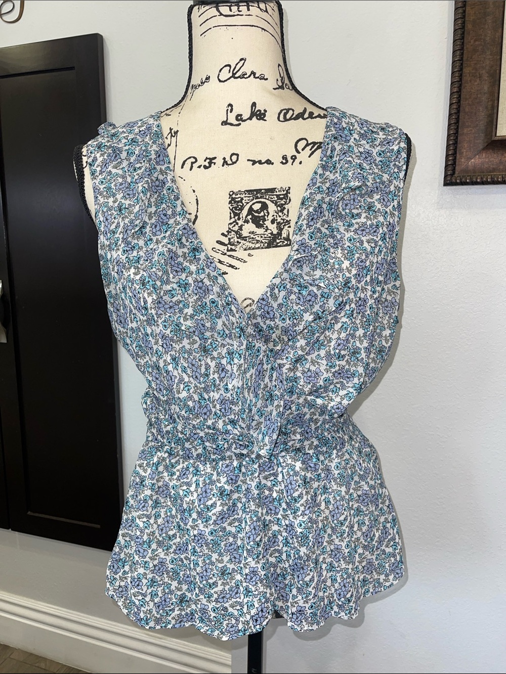 Women’s Summer Floral 🌸 V-Cut Ruffle Blue/White Blouse- Size Medium
